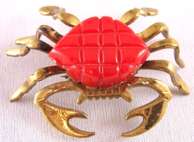BP135 brass & bakelite crab pin